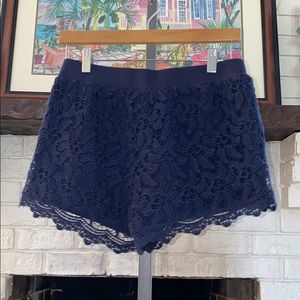 Lilly Pulitzer navy 🌺 floral embroidered shorts